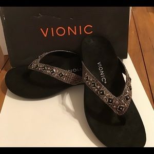 Vionic flip flops black/grey